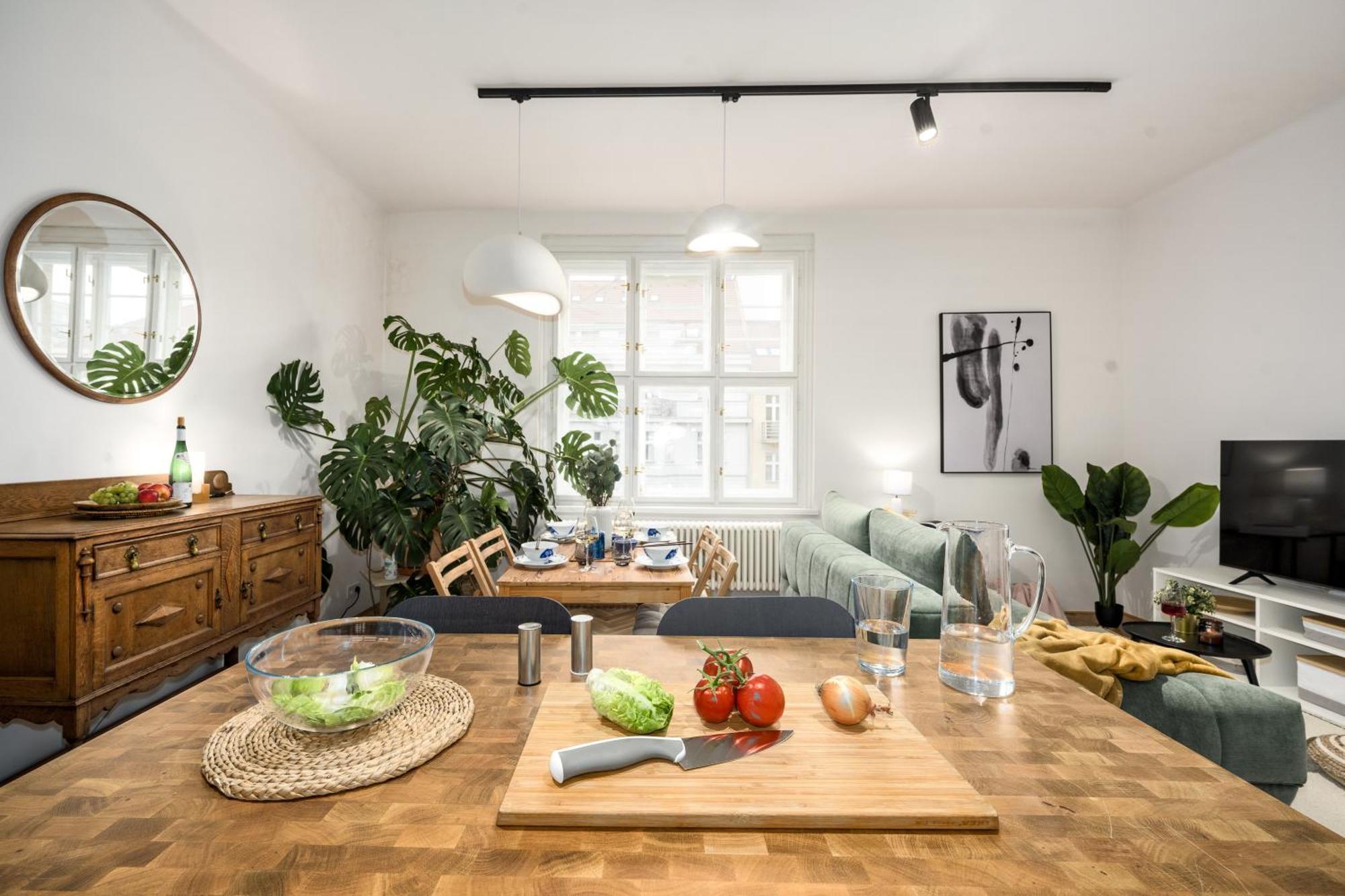 Days - Balcony - Workplace - Great Vibe Apartment Prague